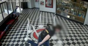 Напад у школі Оклахоми — відео показало, як директор зупинив озброєного зловмисника — Світ