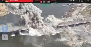 Україна вперше у світі підірвала міст дронами: як знищили ключову переправу РФ (відео)