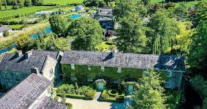 Власна церква, паб і млин: в Ірландії продають автентичне село — скільки коштує (фото)