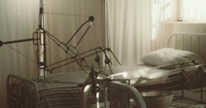 Повернення з “того світу”: Чоловік, що пережив 10 хвилин клінічної смерті, ділиться шокуючими одкровеннями