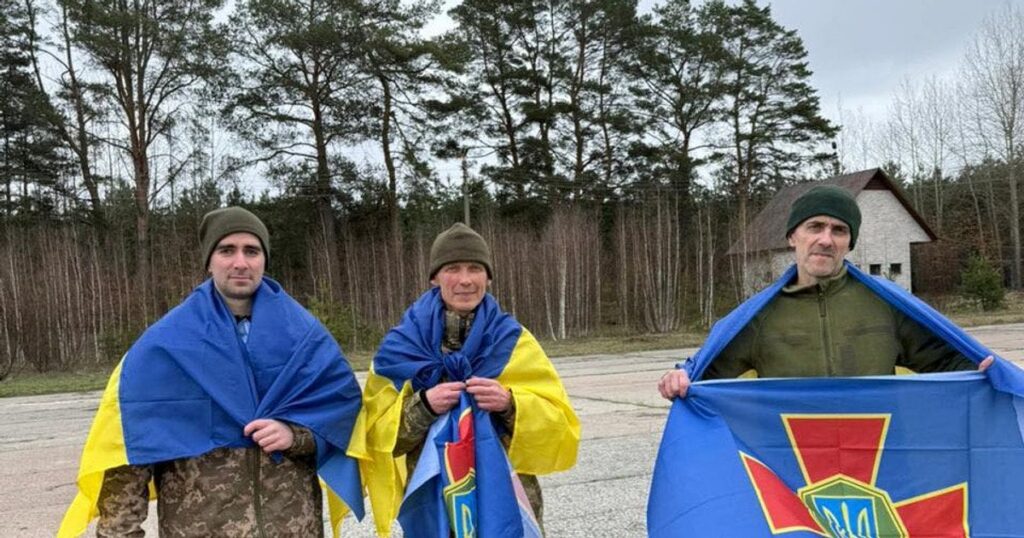 Майже чотири роки катувань і неволі: з російського полону визволили бійців "Азову" Майже чотири роки катувань і неволі: з російського полону визволили бійців "Азову"