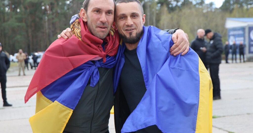 Повернення безвісти зниклого, поранені воїни та щемливі кадри зустрічі з рідними: всі деталі великого обміну (фото, відео)