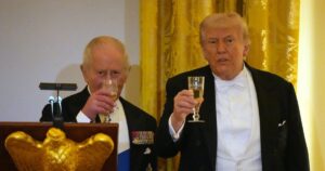 Король Чарльз III подарував Трампу дзвін: прихований зміст жесту — Світ