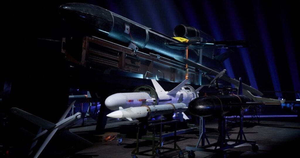 Ракети, що б'ють на тисячі кілометрів: в ОП показали українську топзброю нового покоління