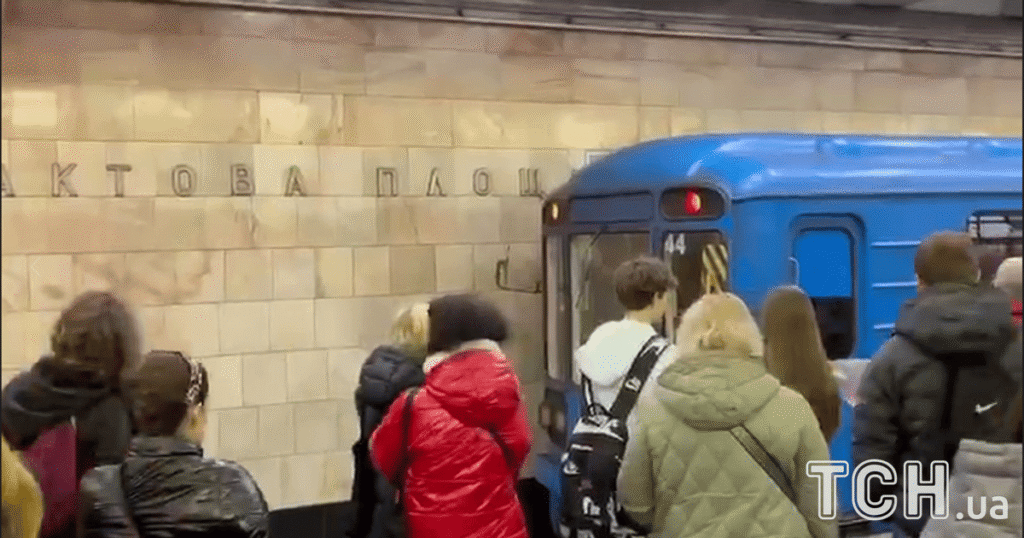 В метро Києва затримали чоловіка, який почав роздягатися - відео — Укрaїнa В метро Києва затримали чоловіка, який почав роздягатися - відео — Укрaїнa