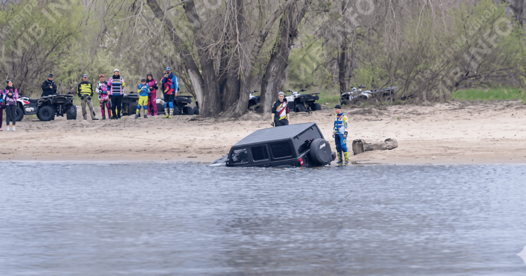 У Києві водій втопив автомобіль у Дніпрі - відео — Киев