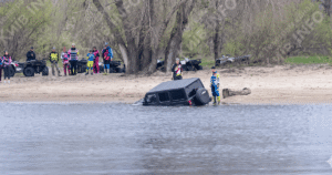 Шокуючий інцидент на Оболоні: Водій джипа “припаркував” авто у водах Дніпра!