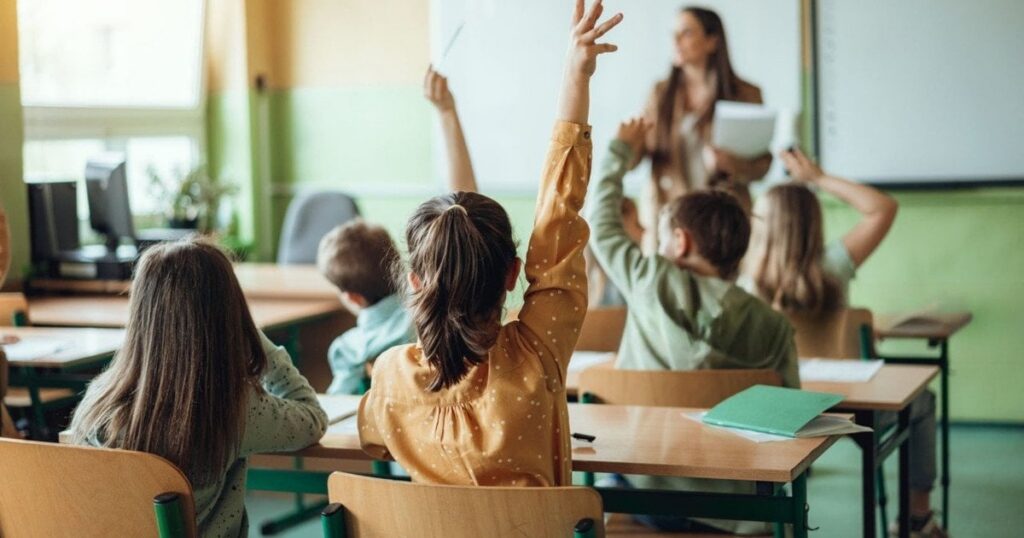 "Дебіл", бо батько на війні: у Львові вчителька публічно ображала учня