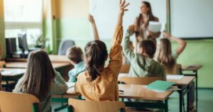 "Дебіл", бо батько на війні: у Львові вчителька публічно ображала учня