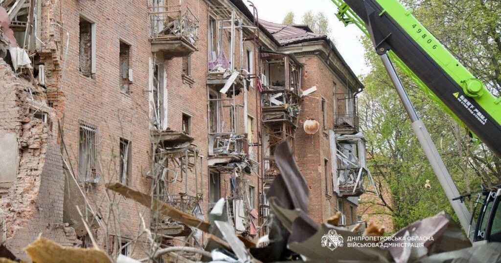 Атака на Дніпро 24 квітня: поранені діти, загиблих вже 8 — Укрaїнa