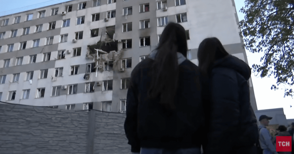 Кривавий обстріл Одеси: росіяни двічі вдарили по одному і тому ж будинку —відео з місця теракту Кривавий обстріл Одеси: росіяни двічі вдарили по одному і тому ж будинку —відео з місця теракту