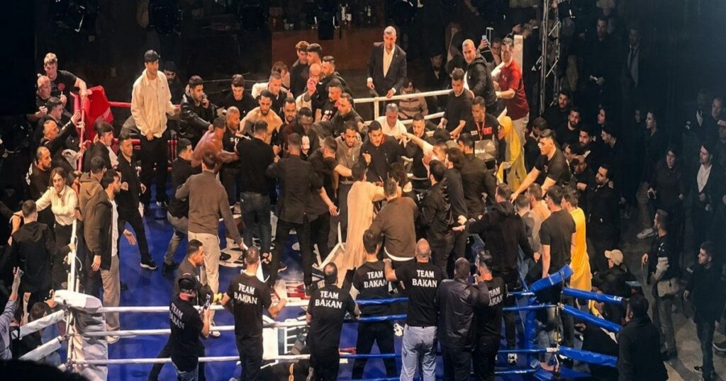 У Туреччині після бою за пояс UBO глядачі влаштували масову бійку на рингу — Світ