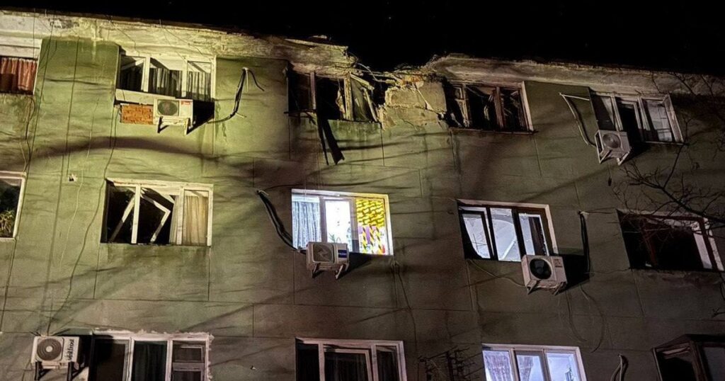 РФ вдарила по житлових будинках в обласному центрі: загинули люди, масштабні руйнування (фото)