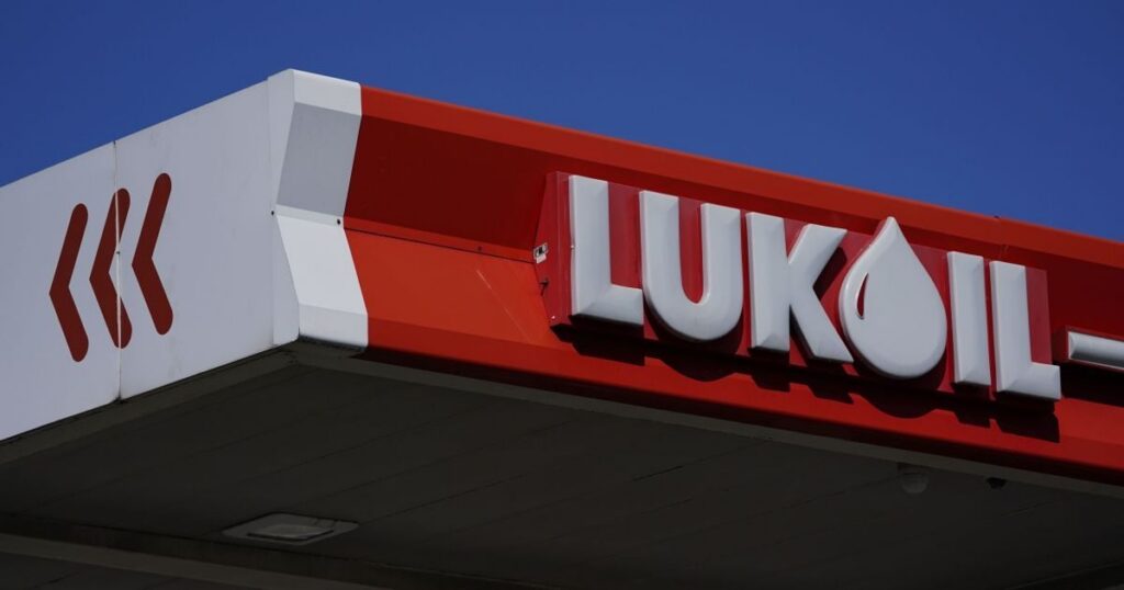 Санкції США проти РФ повертаються, але є нюанс: що Трамп дозволив «Лукойлу»