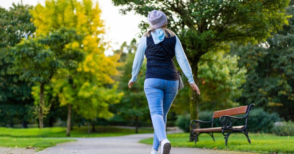 Прорив водопроводу — на Оболоні жінка провалилася у вирву посеред тротуару — Київ