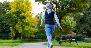 Жахлива пригода на Оболоні: жінка провалилася у гігантську вирву посеред тротуару!