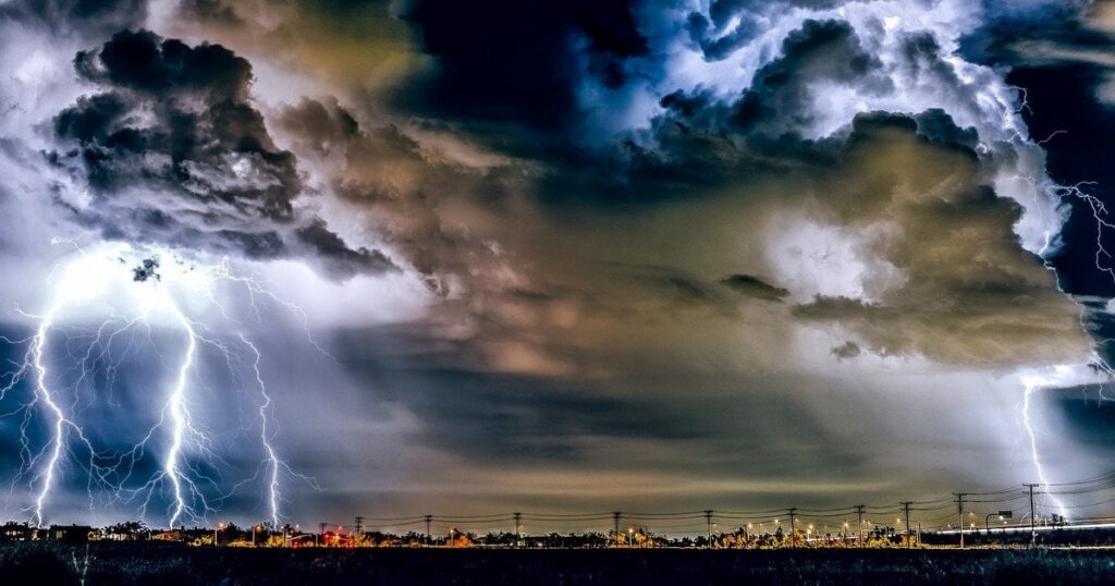 Смертельні блискавки атакували країну: через грози загинуло багато людей