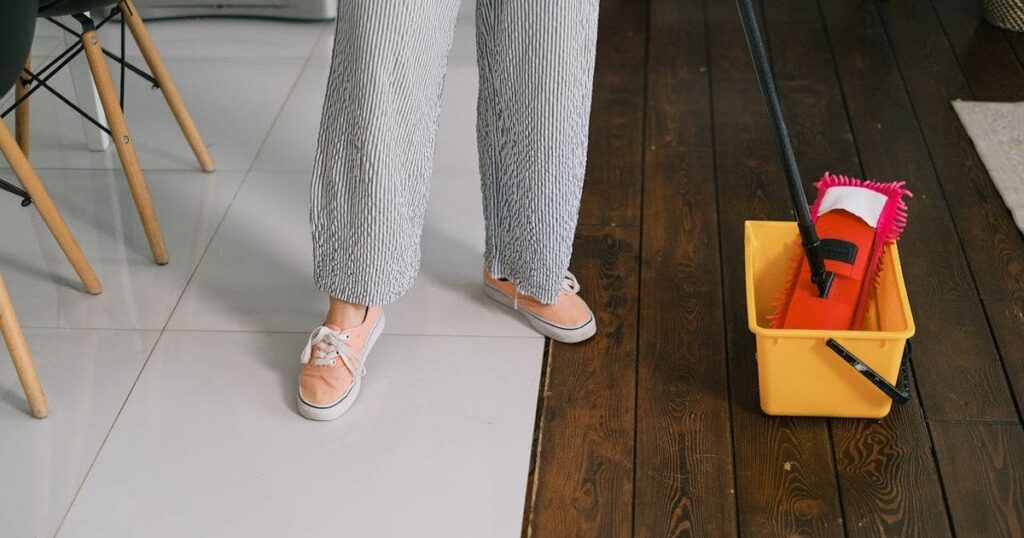 Налийте це у відро — і підлога засяє перед Великоднем: геніальний спосіб прибирання