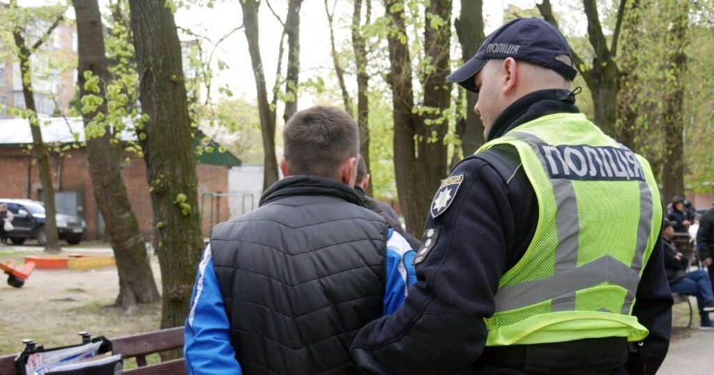 Чоловік відкрив стрілянину просто у дворі в Хмельницькому: нові подробиці інциденту