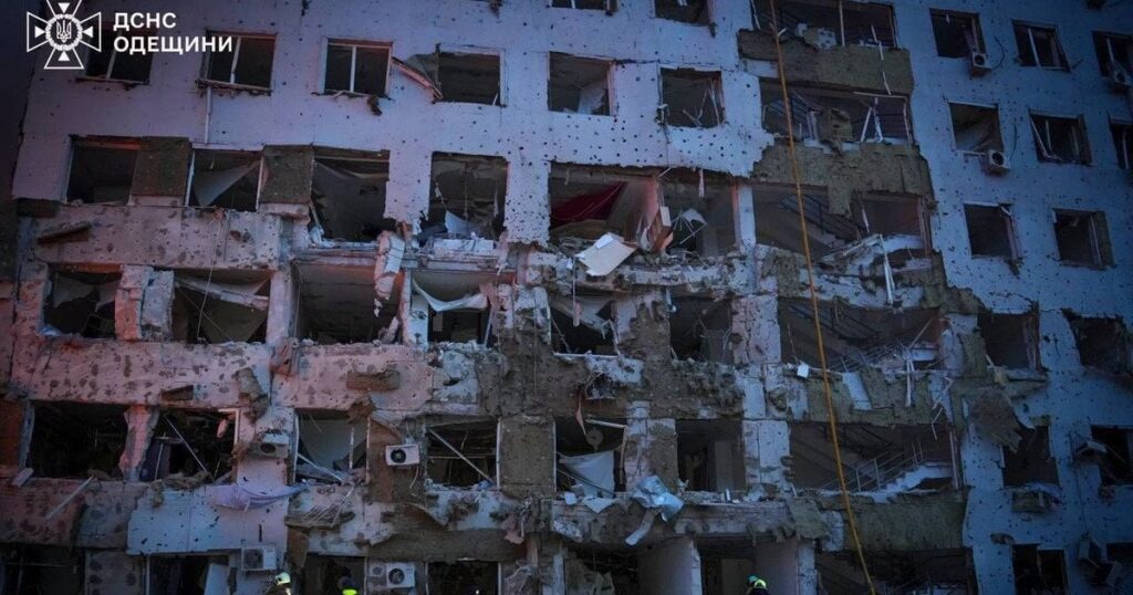 "Приліт" просто по ринку з людьми: РФ повторно вдарила по великому місту, є поранені