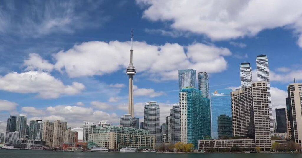 В одній з країн скорочують медичну допомогу для біженців: що зміниться від 1 травня