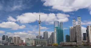 В одній з країн скорочують медичну допомогу для біженців: що зміниться від 1 травня