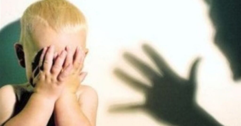 На Київщині коханець матері кусав дітей за щоки та підвішував за ноги: заява жінки шокує