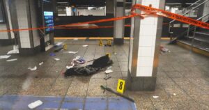 Чоловік з мачете порізав трьох людей у метро - поліція його застрелила