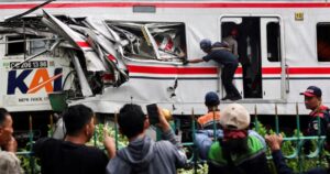 ЖАХЛИВА ТРАГЕДІЯ НА ЗАЛІЗНИЦІ: ЗІТКНЕННЯ ПОЇЗДІВ БІЛЯ ДЖАКАРТИ ЗАБРАЛО ЖИТТЯ ТАЛИНИ ЛЮДЕЙ, РЯТУВАЛЬНИКИ ЗМАГАЛИСЯ З ЧАСОМ