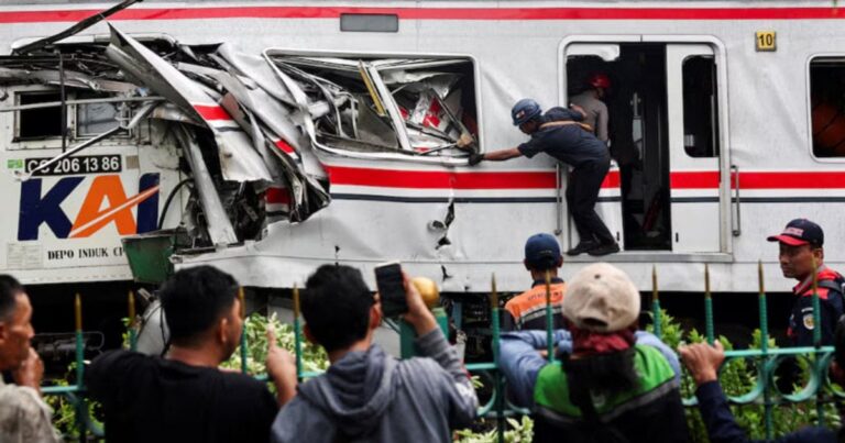 ЖАХЛИВА ТРАГЕДІЯ НА ЗАЛІЗНИЦІ: ЗІТКНЕННЯ ПОЇЗДІВ БІЛЯ ДЖАКАРТИ ЗАБРАЛО ЖИТТЯ ТАЛИНИ ЛЮДЕЙ, РЯТУВАЛЬНИКИ ЗМАГАЛИСЯ З ЧАСОМ