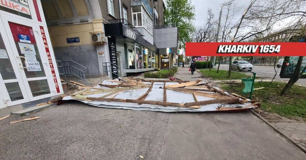 Негода у Харкові — шматок даху з багатоповерхівки ледь не влетів в авто, відео — Укрaїнa