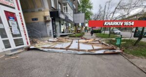 Харків під ударом стихії: шматок даху ледь не став смертельною пасткою для водія, місто бореться з наслідками буревію