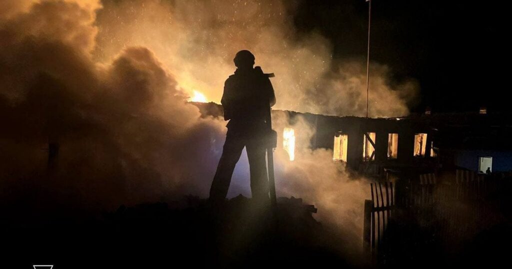 Ворог вдарив дронами по будинку в одній з областей: спалахнула пожежа, є постраждалі (фото)