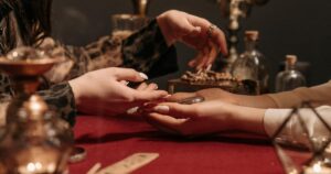 Окультизм у Росії — Reuters з’ясував, чому зростає попит на магію та амулети — Світ