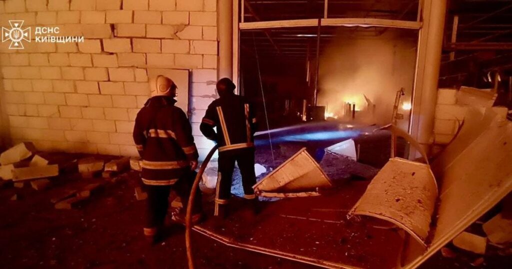 На Київщині після удару РФ спалахнула масштабна пожежа на підприємстві — подробиці (фото)