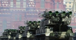 “Голий” парад 9 травня в Москві: чому РФ вперше за 20 років відмовилася від техніки та яка справжня причина?