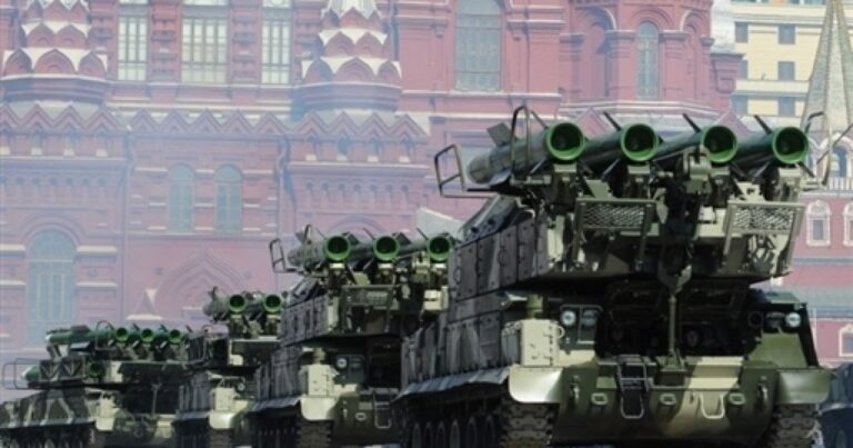 “Голий” парад 9 травня в Москві: чому РФ вперше за 20 років відмовилася від техніки та яка справжня причина?