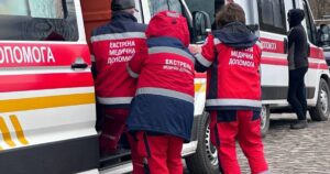 Уламки ракети впали на Оболоні: пожежа, поранені медики — Київ