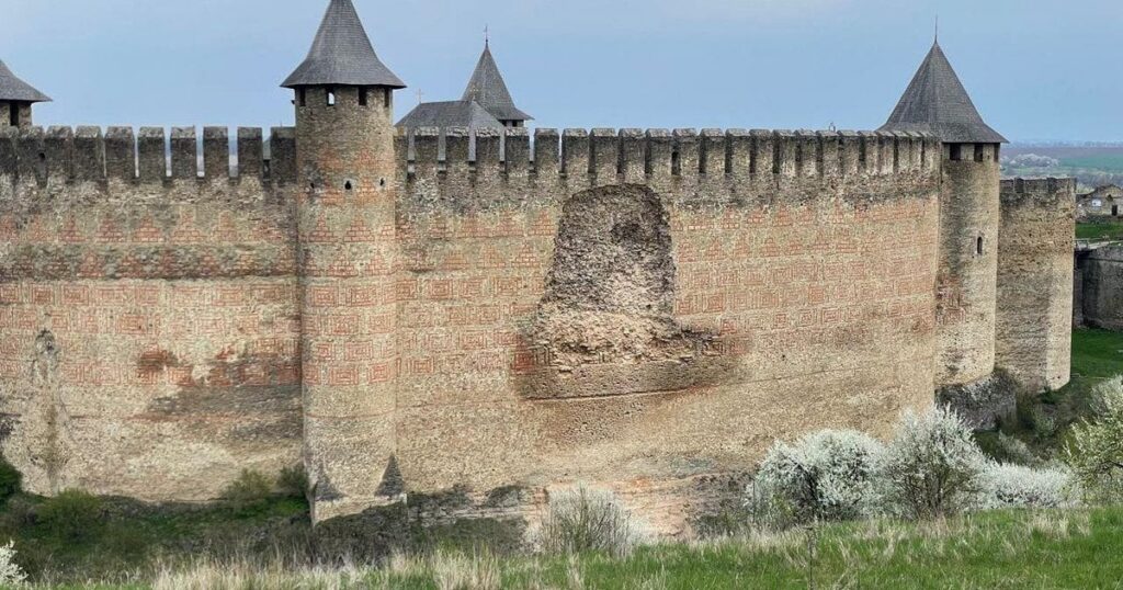 Хотинська фортеця – частина стіни обвалилася, туристів не пускають до місця руйнувань — Укрaїнa