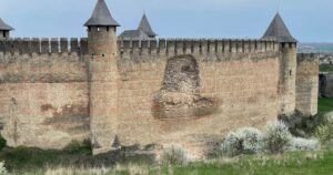 Тривожна звістка: велична Хотинська фортеця зазнала руйнувань! Туристам тимчасово зась біля місця аварії!