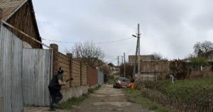 У Запоріжжі чоловік з сокирою атакував патрульних, рятуючи водія-втікача у СЗЧ (відео)