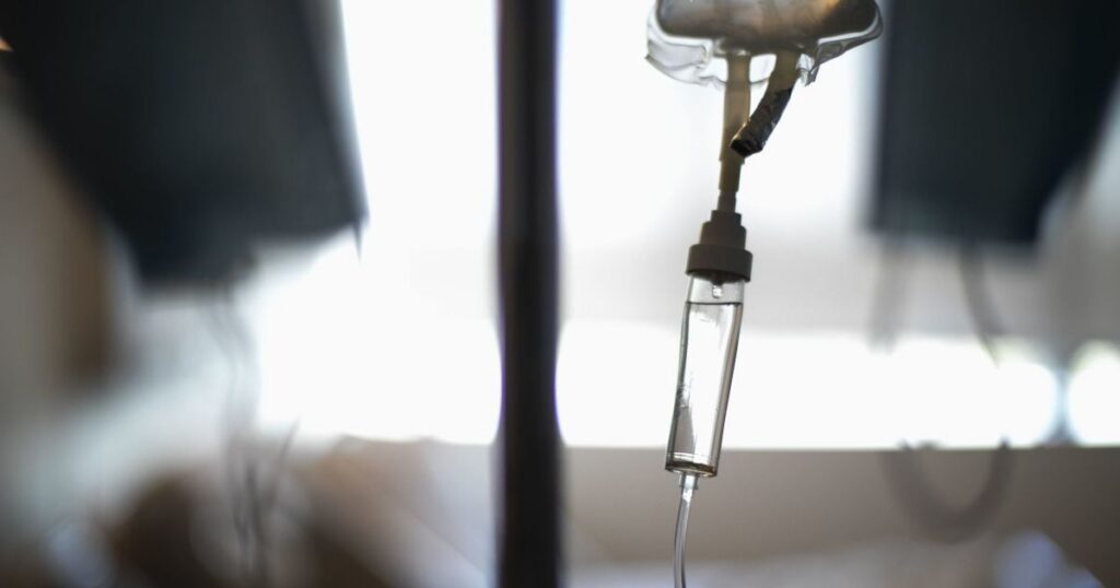 Від отрути немає ліків: у Львові лікар помер після салату з «черемші», його дружина бореться за життя