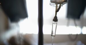 Від отрути немає ліків: у Львові лікар помер після салату з «черемші», його дружина бореться за життя