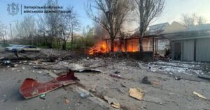 Удар РФ по Запоріжжю: атака по зупинці, пожежа і загибла — Укрaїнa