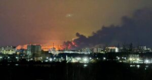 Вибухи на Ярославському НПЗ: Найбільше підприємство Росії палає після атаки дронів!