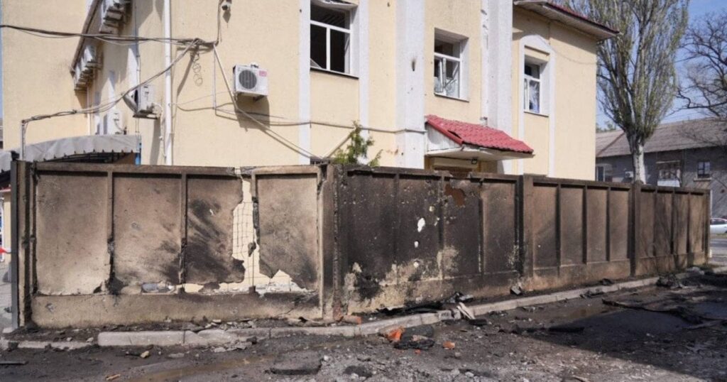 РФ знову вгатила дронами по зупинці у великому місті: поранено малюка (фото, відео) РФ знову вгатила дронами по зупинці у великому місті: поранено малюка (фото, відео)