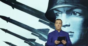 Медведєв погрози — назвав європейські оборонні заводи потенційними цілями атак РФ — Світ