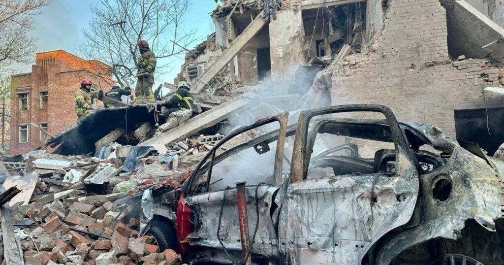 Атака на Дніпро — 14 поранених, під завалами можуть бути люди, триває операція — Укрaїнa