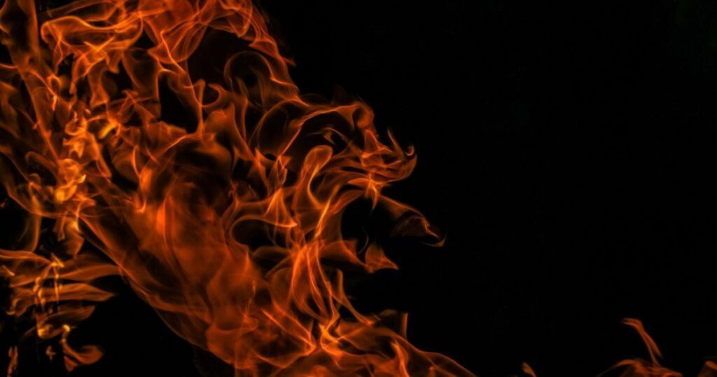 У Конотопі стався приліт у центрі міста: горить адмінбудівля — Укрaїнa