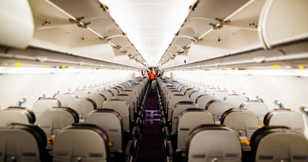 Чому в літаках приглушують світло під час зльоту та посадки: мало хто знає причину